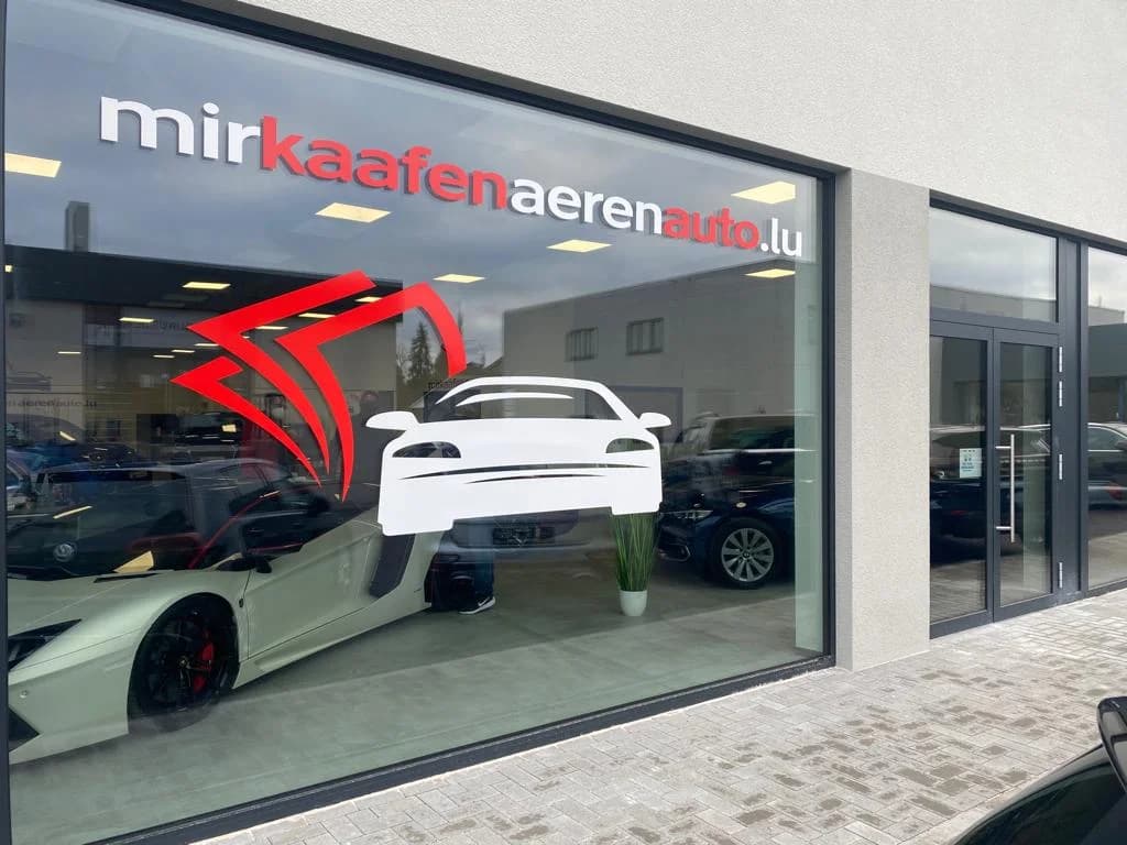 MKAA Filiale Roost Schaufenster mit Logo und Glasfront