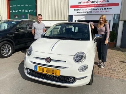 Paerchen mit ihrem weissen Fiat 500 vor der MKAA-Filiale