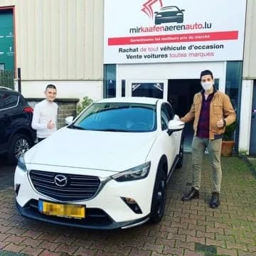 Zwei MKAA-Kunden mit ihrem weissen Mazda CX-3 vor der Filiale