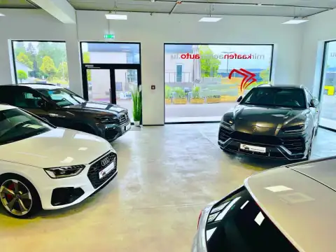 Audi und Lamborghini im Showroom