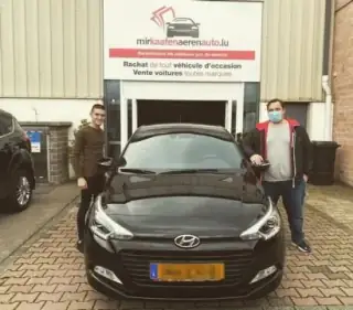 Zwei Kunden mit ihrem Hyundai i20 bei MKAA