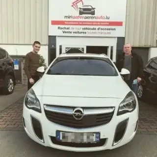 Zwei Kunden mit ihrem Opel Insignia OPC bei MKAA